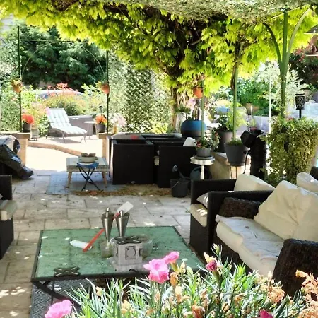 Hotes Chez Chris Bed & Breakfast